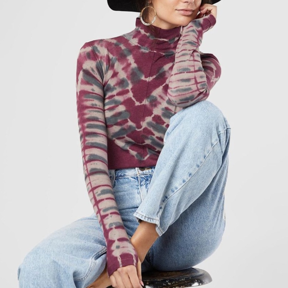 L FREE PEOPLE Psychedelic Tie-dye Turtleneck Top - Picture 2 of 7